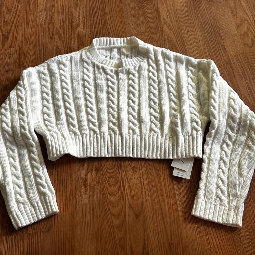 White Cropped Cable Knit Crew Neck Sweater size small